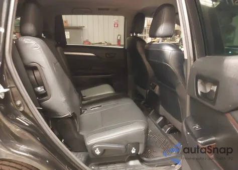 2015 Toyota Highlander Le Plus V6 z USA, uszkodzony, nr VIN 5TDBKRFH4FS200955